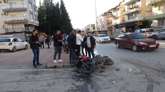 Otomobille çarpışan motosikletli, metrelerce havaya savruldu
Kazada yaralanan motosiklet sürücüsüne ilk müdahale olay yerindeki hemşireden geldi