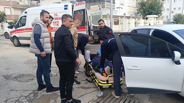 Antalya'da hafif ticari araç ile otomobil çarpıştı: 1 yaralı