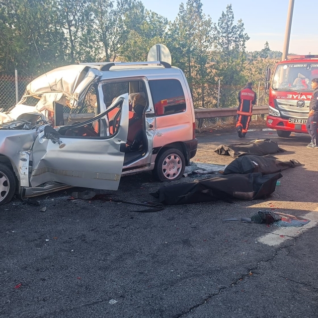 Hafif ticari araç, otoyolda kamyona çarptı; 3 ölü, 3 yaralı