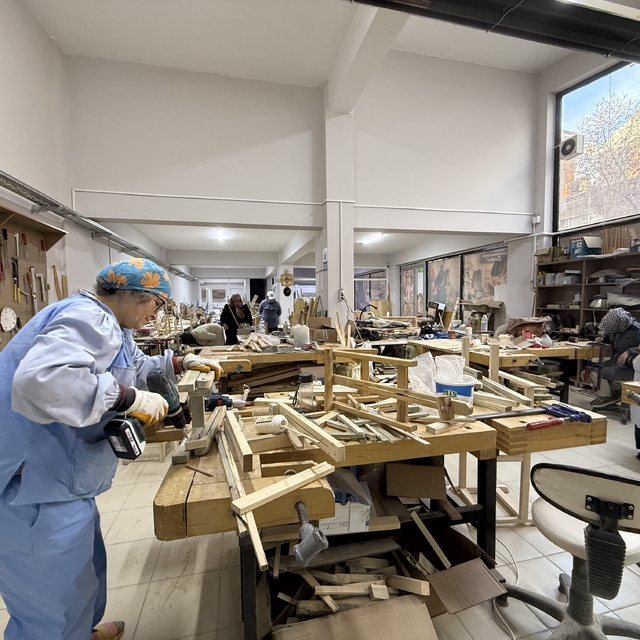 Kadınlar ahşap atölyesinde hem öğreniyor hem üretiyor