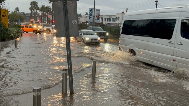 Bodrum'da sağanak; 1 evi su bastı, yollar göle döndü