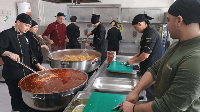 Meslek lisesinin kazanları, ihtiyaç sahibi öğrenciler için kaynıyor