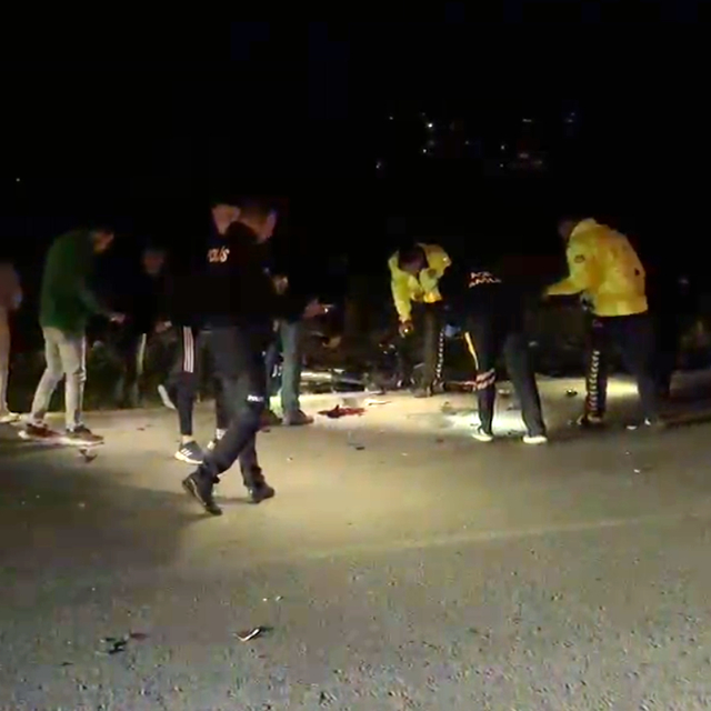 Kaza yapan motosikletin sürücüsünün dişlerini telefon ışığıyla aradılar