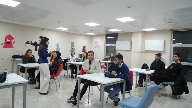 Muş'ta gençlere sunuculuk ve spikerlik eğitimi veriliyor