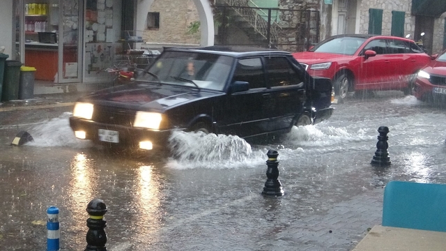 Menteşe'de şiddetli yağmur ve dolu etkili oluyor
