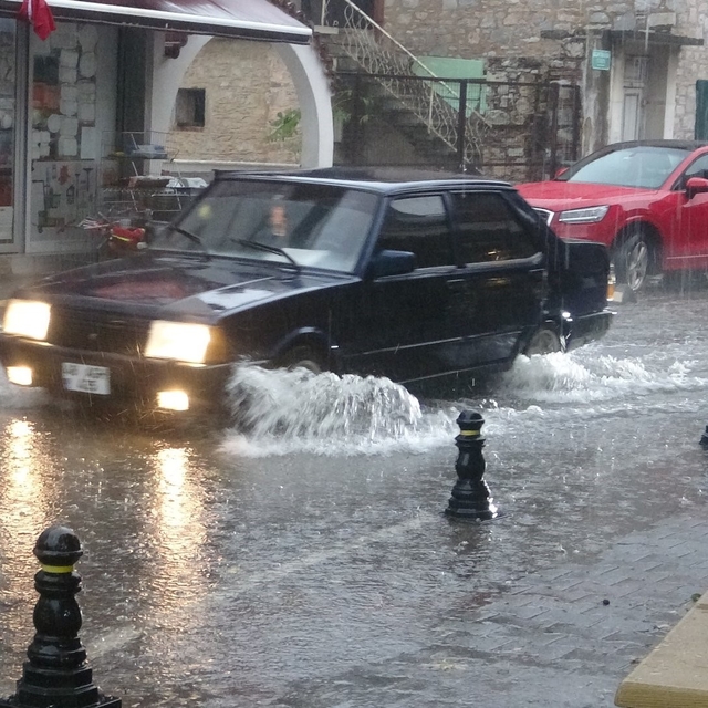 Menteşe'de şiddetli yağmur ve dolu etkili oluyor