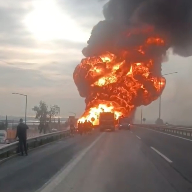 Mersin'de akaryakıt yüklü tanker alev alev yandı