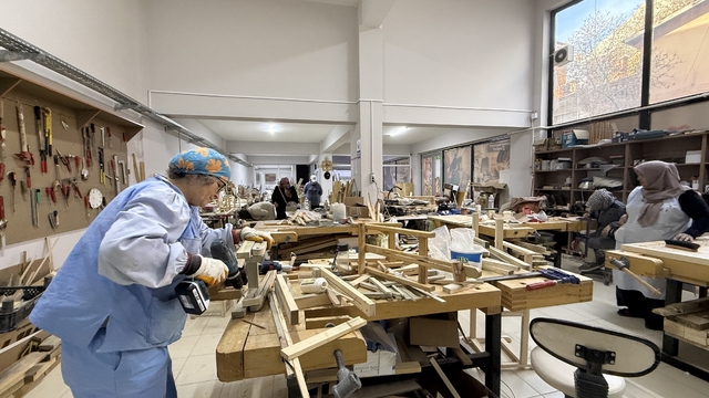 Kadınlar ahşap atölyesinde hem öğreniyor hem üretiyor
