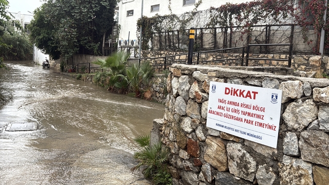 Bodrum'u sağanak yağış vurdu
Cadde ve sokaklar dereye döndü