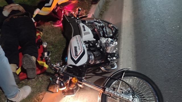 Kaldırıma çarpıp devrilen motosiklette 2 kişi yaralandı