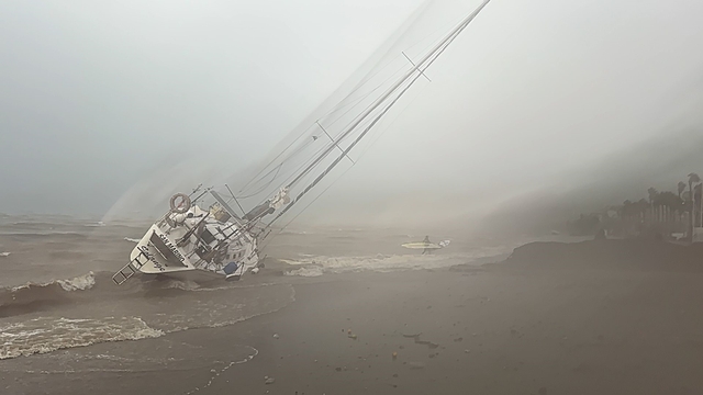 Marmaris'te fırtına ve sağanak etkili oldu: 3 tekne karaya vurdu
Fırtınanın ortasında kalan Rus vatandaşı kendi imkanlarıyla kurtuldu