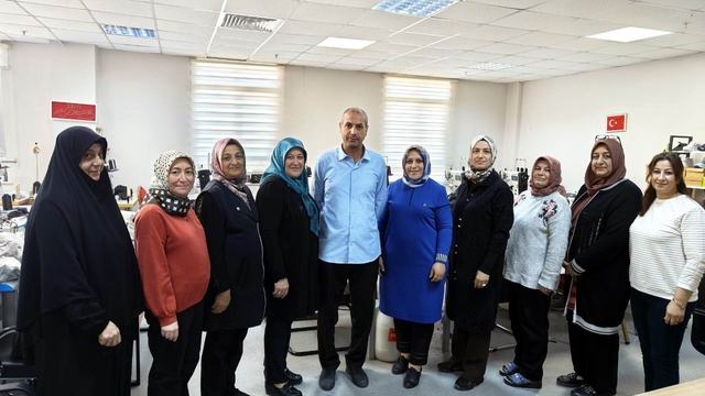 Kadınlar erkek işini devraldı
Kooperatifte çalışan kadınlar saya üretimi yapıyor
Bünyan Hanımeli Kadın Kooperatifi Başkanı Figen Sarıarslan: "Şu anda erkeklerin yaptığı işi kadınlar olarak biz devraldık"