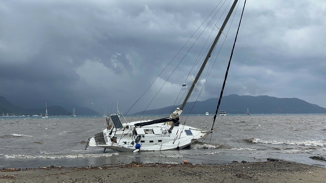 Marmaris'te sağanak ve kuvvetli rüzgar; yelkenli tekneler karaya vurdu