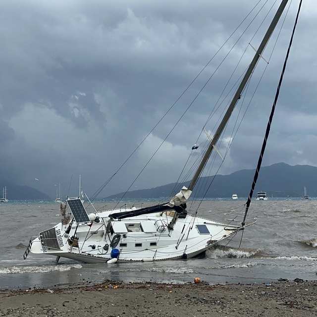 Marmaris'te sağanak ve kuvvetli rüzgar; yelkenli tekneler karaya vurdu