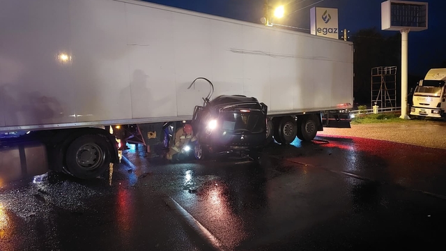 Manisa'da tıra çarpan otomobildeki karı koca öldü