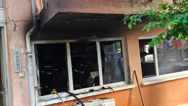 Alanya'da dairenin giriş katında çıkan yangın korkuttu