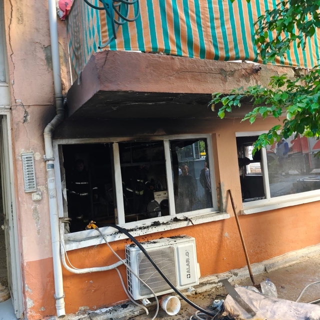 Alanya'da dairenin giriş katında çıkan yangın korkuttu