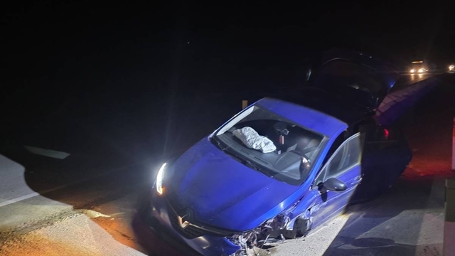 Afyonkarahisar'da refüje çarpan otomobildeki 5 kişi yaralandı