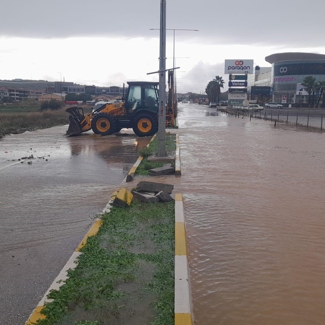 Ayvalık'ta metrekareye 105.3 kilogram düşen yağış hayatı felç etti
