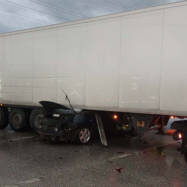 TIR ile çarpışan otomobilin sürücüsü ve eşi öldü