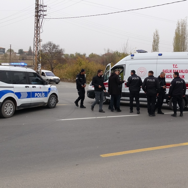 Ekip aracında fenalaşan polis memuru hastaneye kaldırıldı