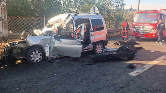 Mersin'de kamyona çarpan hafif ticari araçtaki 3 kişi öldü