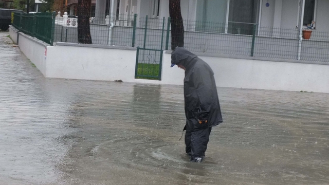 Balıkesir'de sağanak; yollar göle döndü, evler su bastı