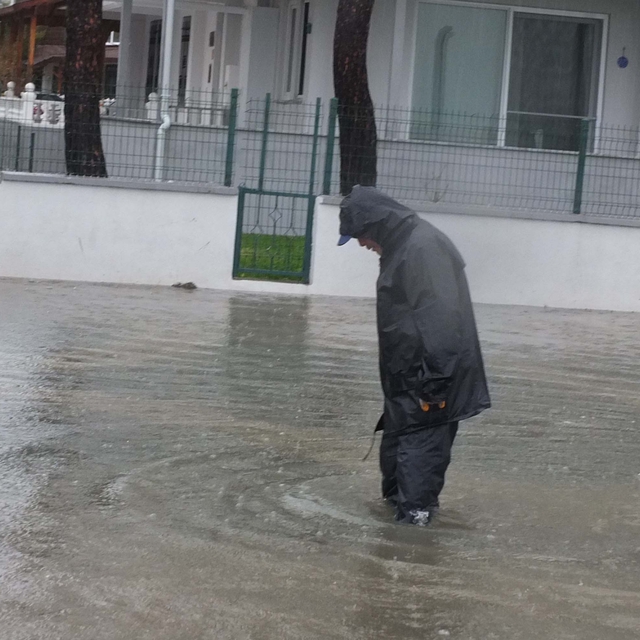 Balıkesir'de sağanak; yollar göle döndü, evler su bastı