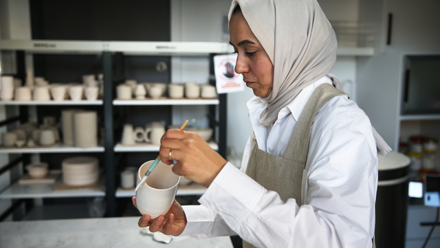 Sanat tarihçisi kadın, kurduğu atölyeyle seramik sevgisini mesleğe dönüştürdü