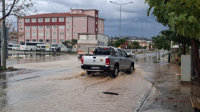 Didim'de sağanak yağış etkili oldu