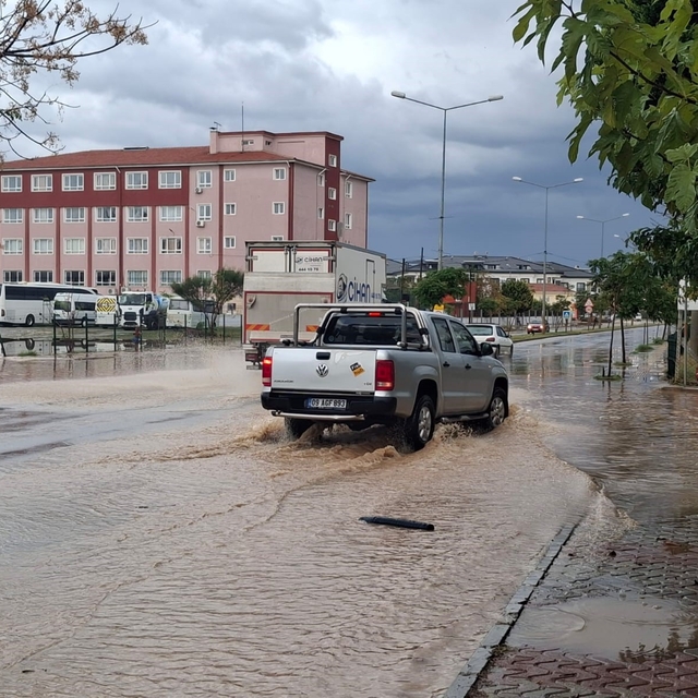 Didim'de sağanak yağış etkili oldu