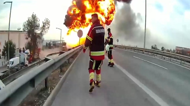 Mersin itfaiyesi felaketi önledi: Patlamalar yaşanarak yanan tanker 26 bin litre yakıt taşıyormuş