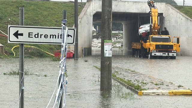 Edremit'te sağanak yağış hayatı felç etti