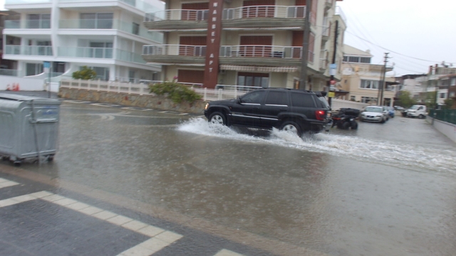Burhaniye'de sağanak yağış yolları göle çevirdi, bazı evlerin bodrumlarını su bastı