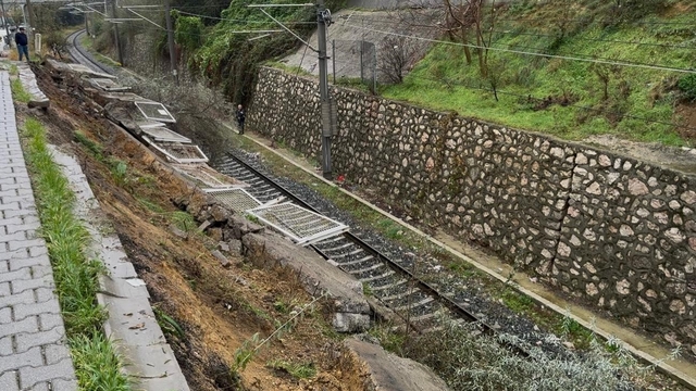 Bandırma'da tren yolu istinat duvarı çöktü