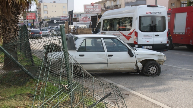 Serik'te yoldan çıkan otomobil bariyerlere çarparak durabildi