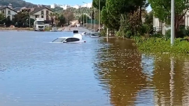Dikili'de araçlar su altına kaldı