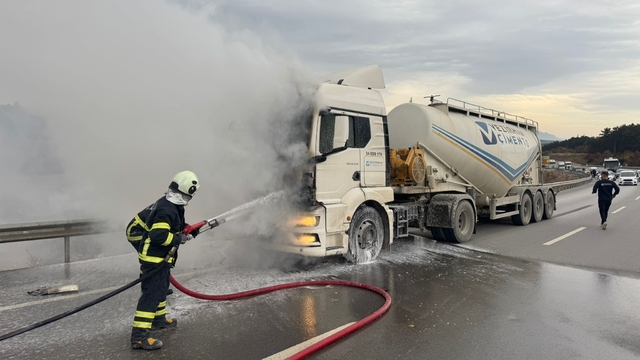 Bilecik'te seyir halindeki beton mikseri bir anda alev aldı