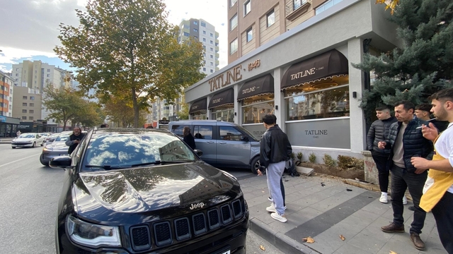 Hafif ticari araçla jeep çarpıştı