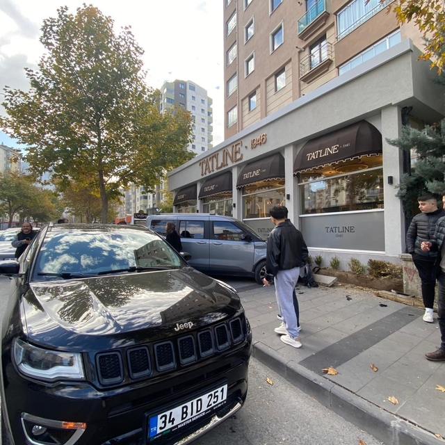 Hafif ticari araçla jeep çarpıştı