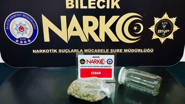 Bilecik'te asayiş uygulamasında üzerinde ve aracında uyuşturucu bulunan şüpheli yakalandı