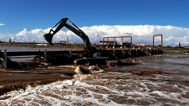 Ayvacık'ta taşan çay için çalışmalar devam ediyor