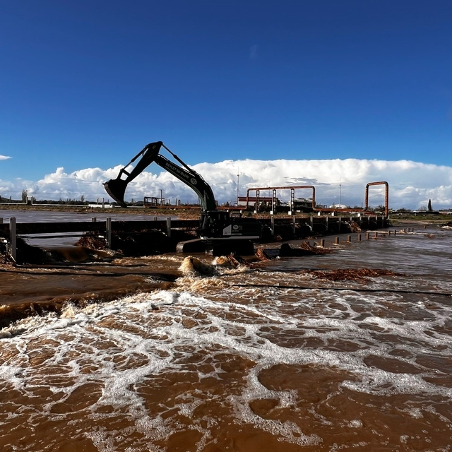 Ayvacık'ta taşan çay için çalışmalar devam ediyor