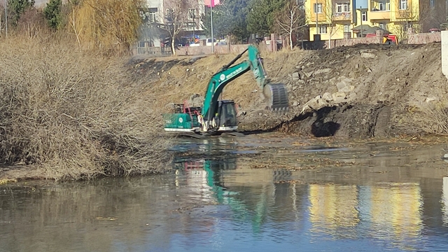 Kura Nehri yatağında temizlik çalışması yapıldı