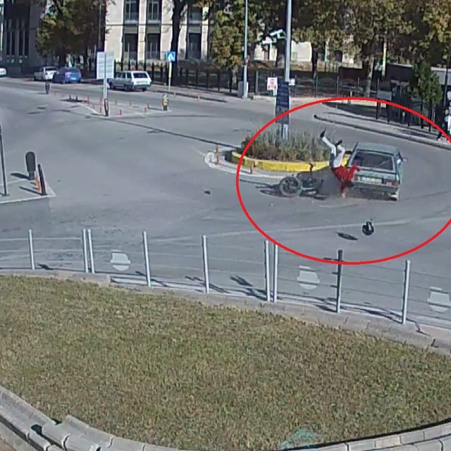 Otomobille çarpışan motosikletin sürücüsü yaralandı