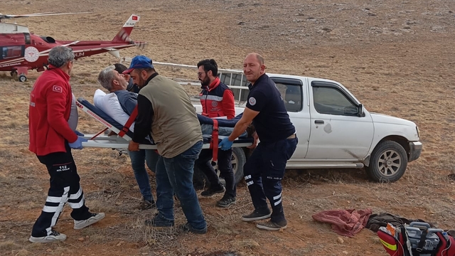Dağlık alanda kalp krizi geçiren çoban, hava ambulansıyla kurtarıldı