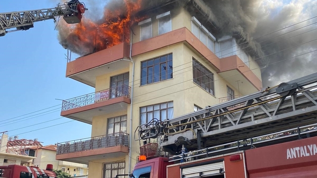 Alevler içindeki dairede mahsur kalan 3 küçük çocuğu inşaat işçileri ve mahalle sakinleri kurtardı
Oksijen verilen çocuklar, kontrol amaçlı tedavi için hastaneye götürüldü