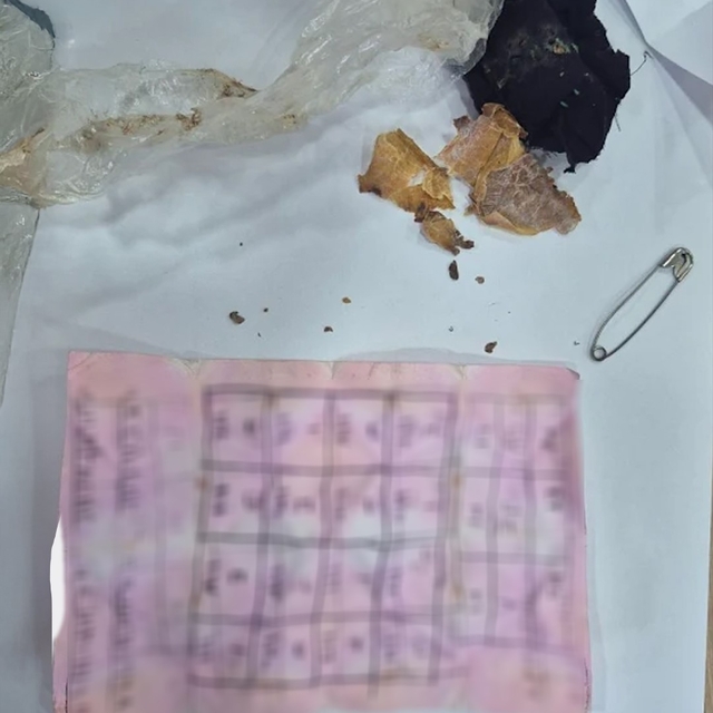 Bolu'da yapı marketin raflarının arasında muska çıktı: "Büyücülerin şerrind...