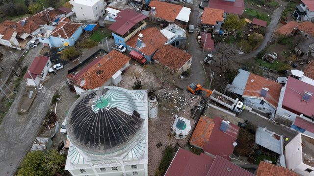 İzmir'de etkili olan sağanak yaşamı olumsuz etkiledi