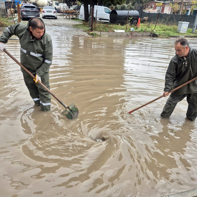 Menteşe Belediye ekipleri su baskınlarına müdahale ediyor